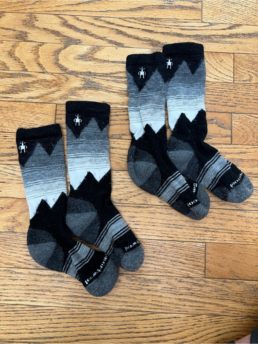Smartwool Kids Over The Calf Ski Socks, kid medium, gently used